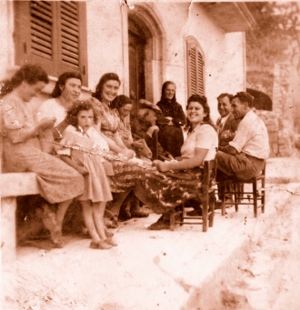 1 - Oratino, casa Fatica, con Crescenzo e Maria Felicia in fondo