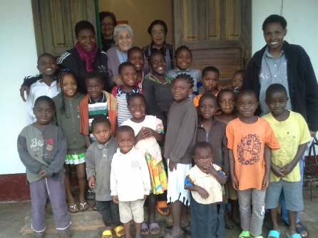 28 - bambini in visita alla casa di Pia